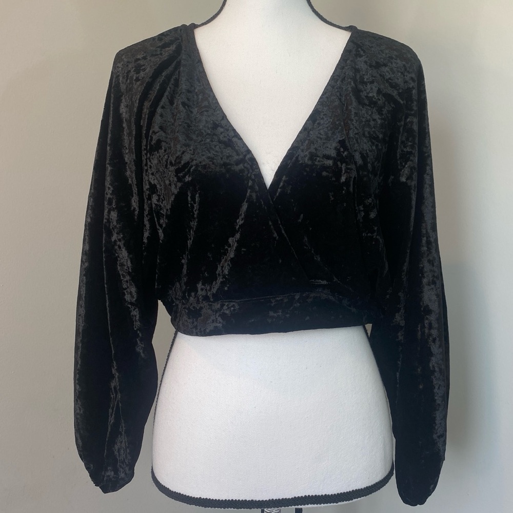 Black Crushed Velvet V-Neck Crop Top Women’s sz Small Dark Academia Vampire Goth